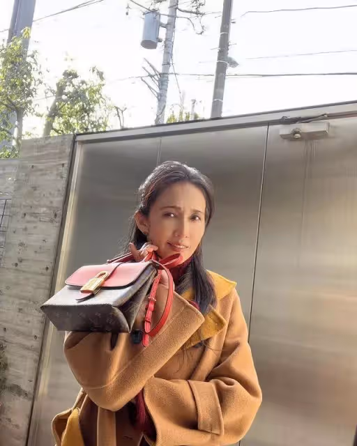 工藤靜香終於換發型！掀起劉海大變樣，穿駝色大衣背LV包富婆范兒