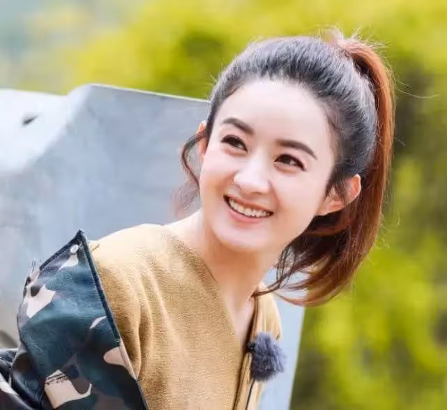 同樣是「微笑女神」,躲過了吳宣儀,見識了趙麗穎,卻沒逃過00後的她