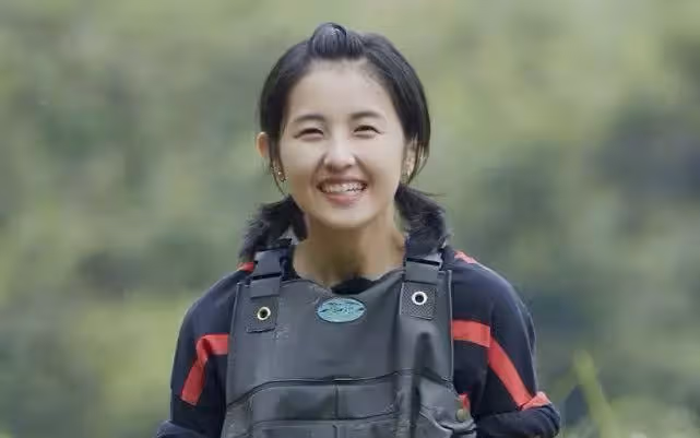 同樣是「微笑女神」,躲過了吳宣儀,見識了趙麗穎,卻沒逃過00後的她