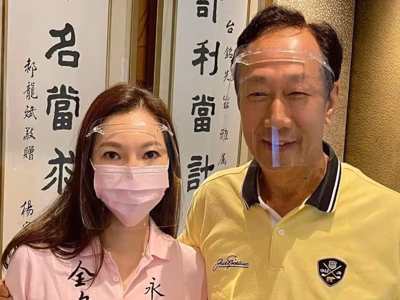 郭臺銘宣布「為臺灣再砸上億元」不只0~6歲公司養， 體貼家長超過「10萬人受到幫助」：國小1~6年級都可以用