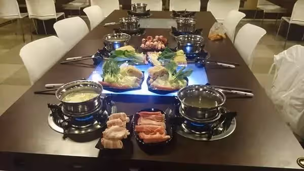 高中生慶生「包下半個火鍋店」唱歌超大聲！女學生「突起身舉動」萬人暖推：臺灣教育還有救