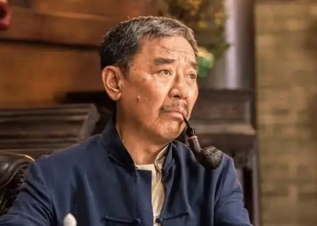 李立群曬視頻嘮嗑,稱愛抽幾塊錢香菸與父親有關,自曝抽不起中華
