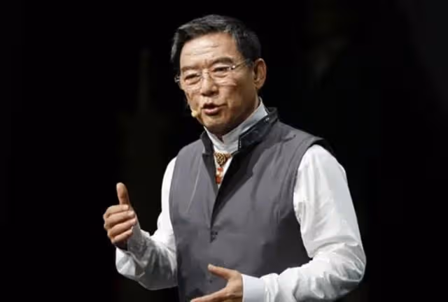 李立群曬視頻嘮嗑,稱愛抽幾塊錢香菸與父親有關,自曝抽不起中華