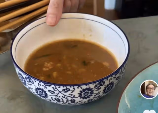 李立群曬視頻嘮嗑,稱愛抽幾塊錢香菸與父親有關,自曝抽不起中華