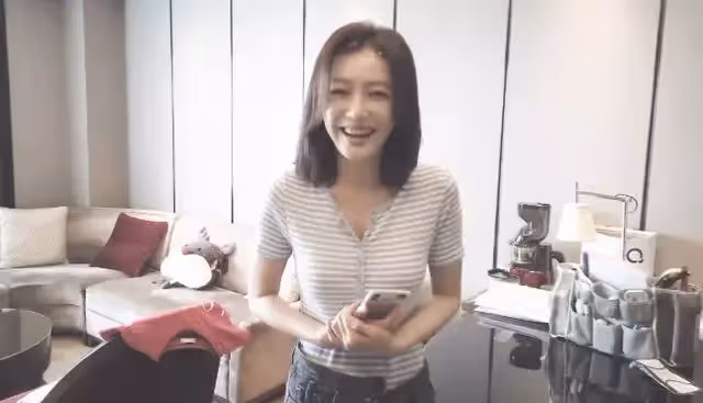 因《延禧攻略》翻紅的秦嵐，在現實生活中卻非常低調，一人獨居與貓咪相伴