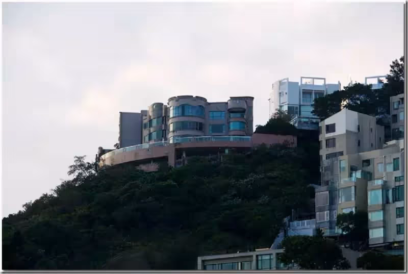 林志炫基隆自建6層400坪透天厝超有品，三面環山、一面臨海，家裡健身器材堪比健身房，還有玩具房