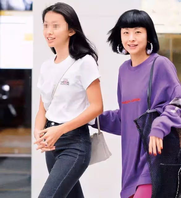 陳奕迅女兒陳康堤正臉照曝光，長腿靚正「撞臉應采兒」，顔值遠超爸媽氣質不輸劉嘉玲