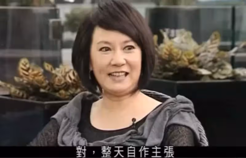 69歲苗可秀近照曝光，優雅皺紋爬滿臉，已無當年風情，曾三次戀上有婦之夫，是李小龍情人卻至今單身