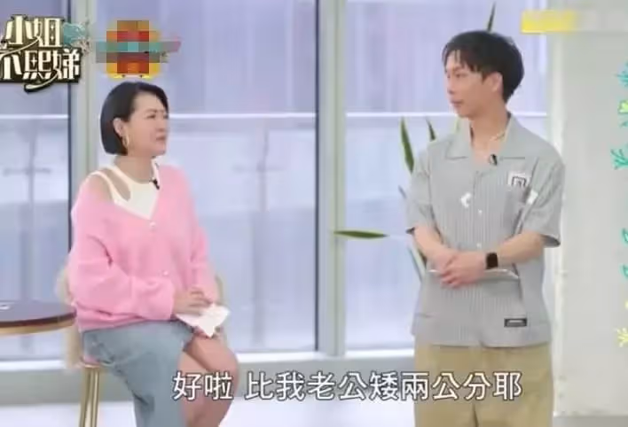 小S五十步笑百步，奚落任家萱男友身高，網友狠狠反擊：至少人家不打女人