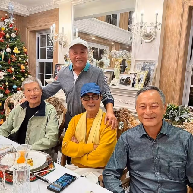 76歲TVB視帝近況曝光,穿著休閑為奶茶店宣傳,傳身家過億已移民
