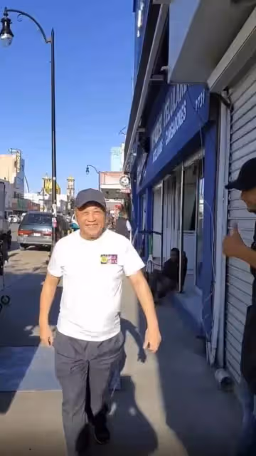 76歲TVB視帝近況曝光,穿著休閑為奶茶店宣傳,傳身家過億已移民