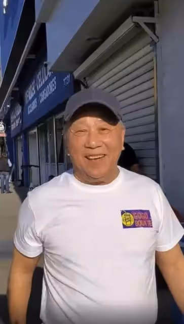 76歲TVB視帝近況曝光,穿著休閑為奶茶店宣傳,傳身家過億已移民