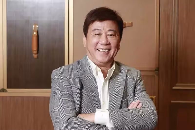 76歲TVB視帝近況曝光,穿著休閑為奶茶店宣傳,傳身家過億已移民