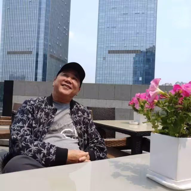 76歲TVB視帝近況曝光,穿著休閑為奶茶店宣傳,傳身家過億已移民