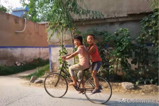弟弟大半夜打電話借錢,我拒絕了,第二天他發來令人心碎的一段話