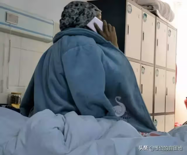 弟弟大半夜打電話借錢,我拒絕了,第二天他發來令人心碎的一段話