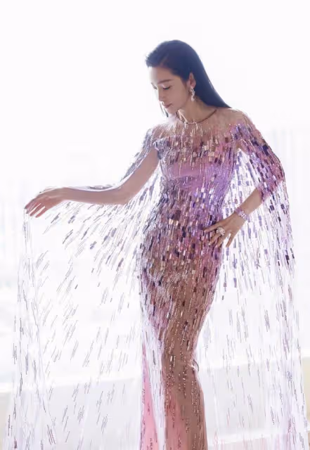 李冰冰裙子穿不穿沒兩樣，美人魚般身材，輕盈網紗太夢幻，網友：太妖嬈