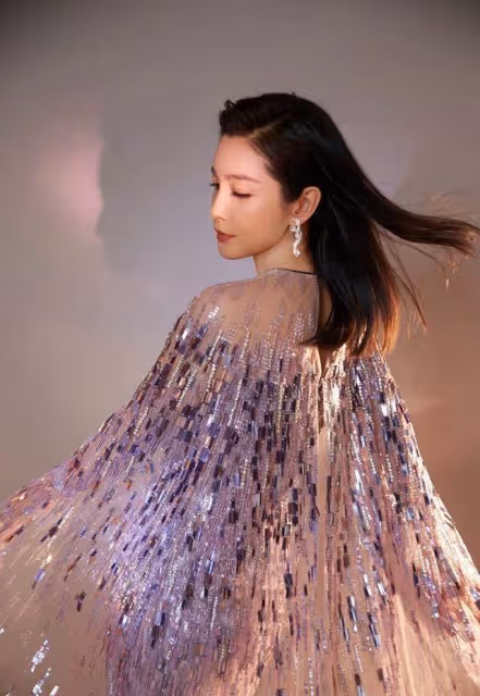 李冰冰裙子穿不穿沒兩樣，美人魚般身材，輕盈網紗太夢幻，網友：太妖嬈