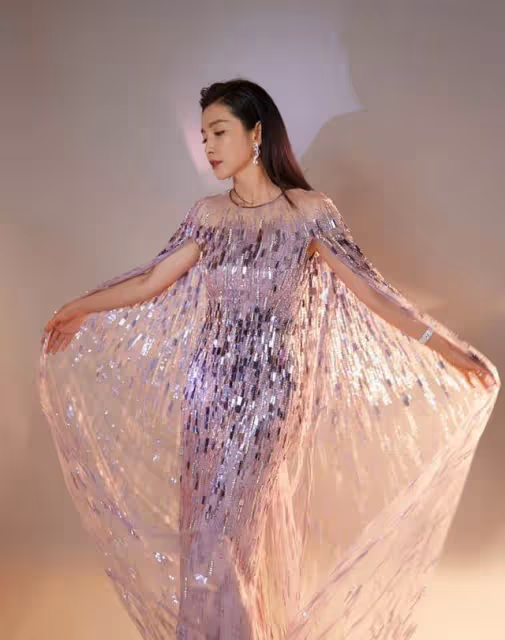 李冰冰裙子穿不穿沒兩樣，美人魚般身材，輕盈網紗太夢幻，網友：太妖嬈