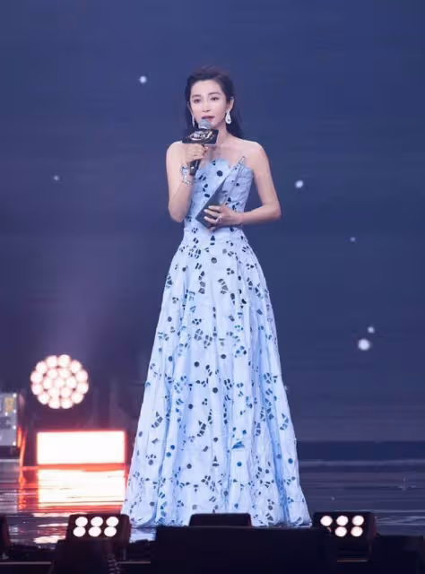 李冰冰裙子穿不穿沒兩樣,美人魚般身材,輕盈網紗太夢幻,網友:太妖嬈