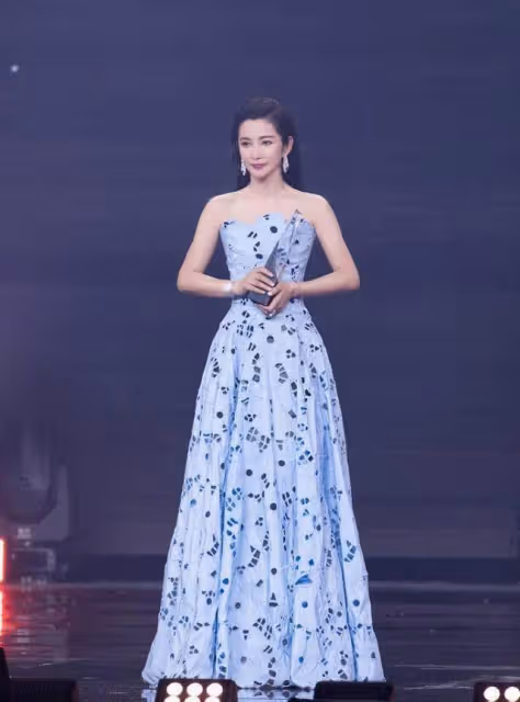 李冰冰裙子穿不穿沒兩樣,美人魚般身材,輕盈網紗太夢幻,網友:太妖嬈