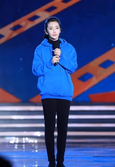 李冰冰裙子穿不穿沒兩樣,美人魚般身材,輕盈網紗太夢幻,網友:太妖嬈