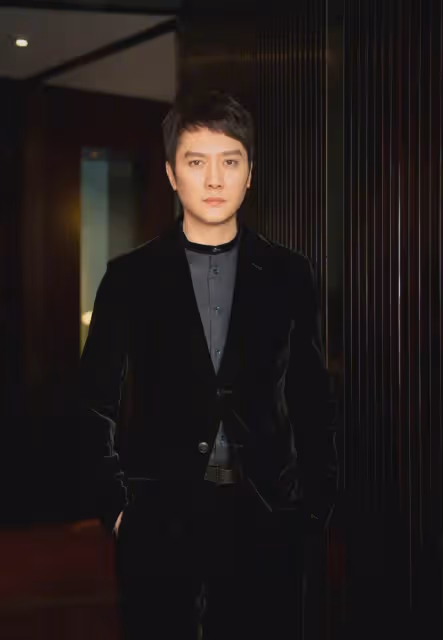 41歲馮紹峰近照太嚇人,手臂細成竹竿面無血色,臉頰略凹陷引擔憂,網:根本認不出了