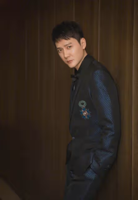 41歲馮紹峰近照太嚇人,手臂細成竹竿面無血色,臉頰略凹陷引擔憂,網:根本認不出了