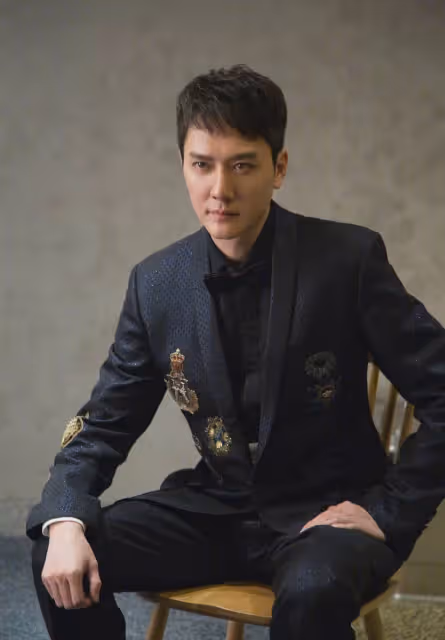 41歲馮紹峰近照太嚇人,手臂細成竹竿面無血色,臉頰略凹陷引擔憂,網:根本認不出了