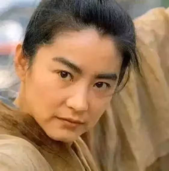 林青霞16歲女兒近照曝光，素顏出鏡眉目如畫，不輸年輕時的媽媽，網友：好相貌終於後繼有人