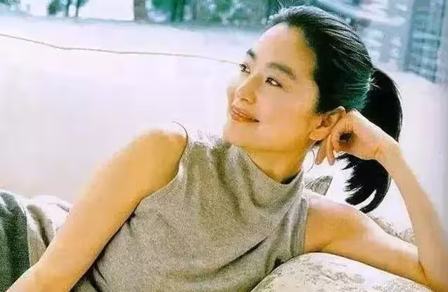 林青霞16歲女兒近照曝光，素顏出鏡眉目如畫，不輸年輕時的媽媽，網友：好相貌終於後繼有人