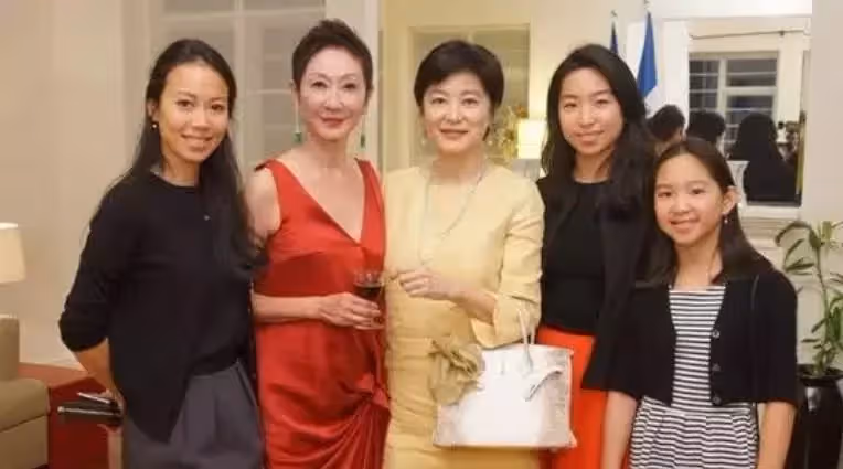 林青霞16歲女兒近照曝光，素顏出鏡眉目如畫，不輸年輕時的媽媽，網友：好相貌終於後繼有人