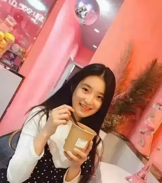 林青霞16歲女兒近照曝光，素顏出鏡眉目如畫，不輸年輕時的媽媽，網友：好相貌終於後繼有人