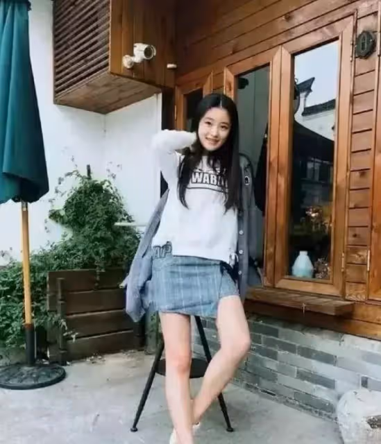 林青霞16歲女兒近照曝光,素顏出鏡眉目如畫,不輸年輕時的媽媽,網友:好相貌終於後繼有人