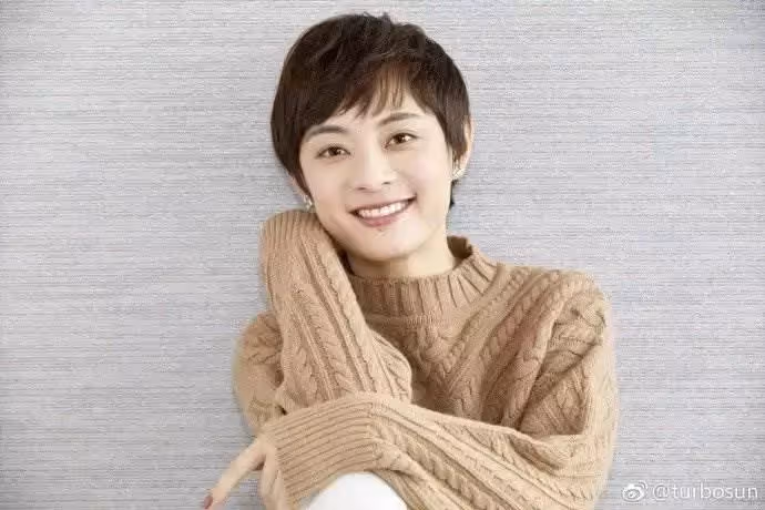孫儷「1件衣服穿8年」年賺上億卻超節儉!褲子起球嚴重仍不舍扔,眼尖網友「翻出20年前舊照對比」:這才是榜樣