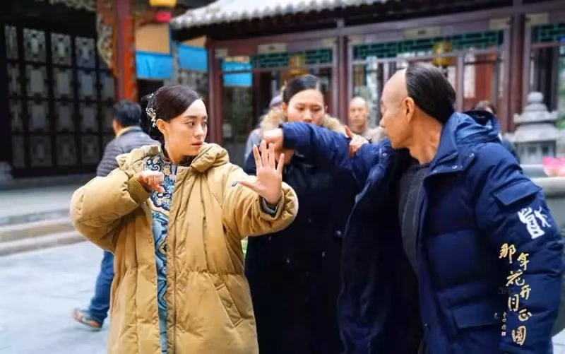 孫儷「1件衣服穿8年」年賺上億卻超節儉!褲子起球嚴重仍不舍扔,眼尖網友「翻出20年前舊照對比」:這才是榜樣