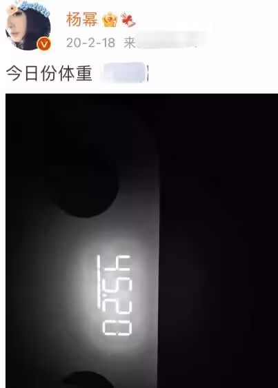 35歲楊冪瘦成麻杆太誇張!大腿比小腿還要細,穿超短裙踩高跟快站不穩,一股風能刮飛,網:一點也不像生過孩子的