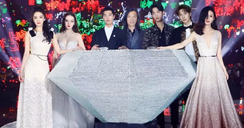 楊冪 熱巴 趙麗穎 三女神同框比美,熱巴穿低胸裙身材火辣完勝,粉絲:熱巴就沒輸過