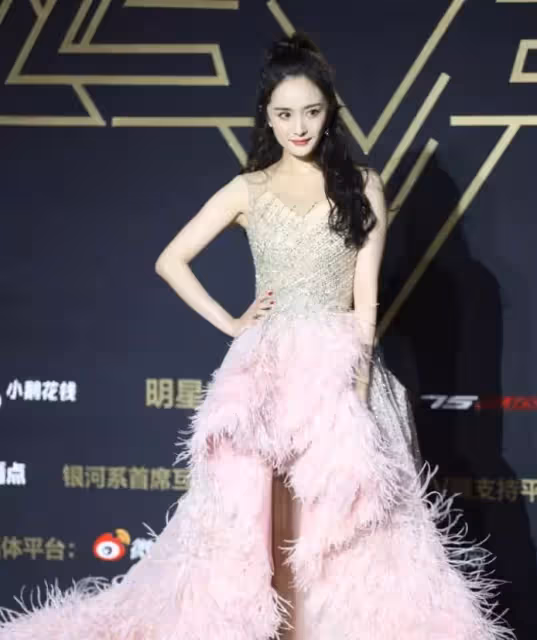 楊冪 熱巴 趙麗穎 三女神同框比美,熱巴穿低胸裙身材火辣完勝,粉絲:熱巴就沒輸過