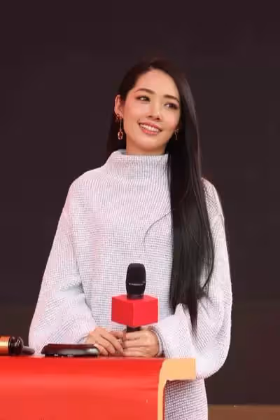 郭碧婷到底有多美?同框小9歲昆淩,身材氣質都不輸,網友:這是真嫩不是裝嫩