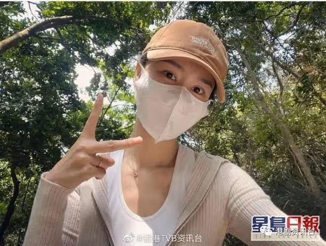林峯Skin Head造型示人！陪老婆囡囡行山頂享受親子樂