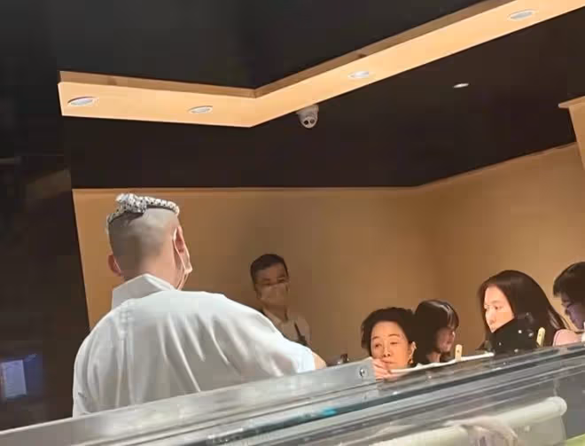 袁詠儀一家深圳生活,高級餐廳吃飯被偶遇,網友贊15歲魔童長很帥
