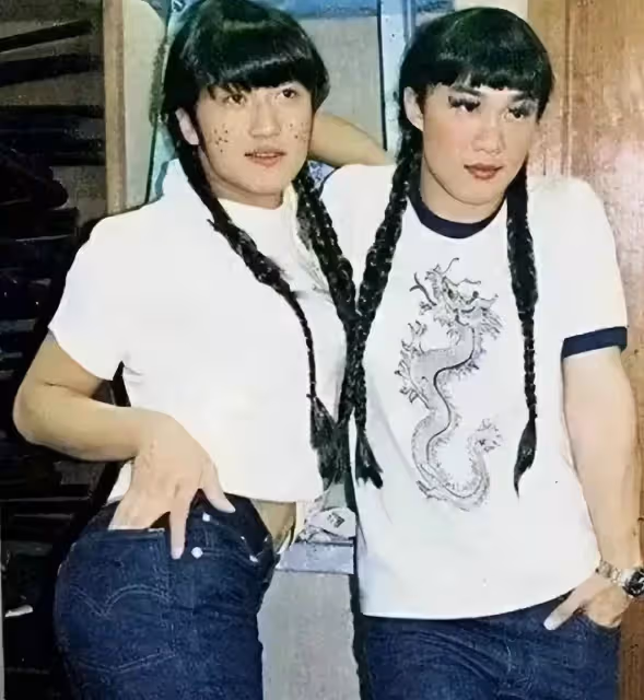 謝霆鋒陳奕迅早期「女裝舊照」曝光!梳雙馬尾好嬌俏,挺胸抬臀秀身材,網:笑不活了