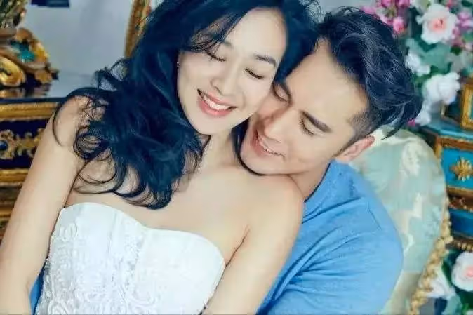51歲鐘麗緹為愛備孕!小12歲丈夫機場「趴肚細聽」盡顯恩愛,還在女兒視訊下留言:這是有了弟弟才能拍的