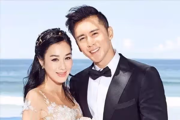 51歲鐘麗緹為愛備孕!小12歲丈夫機場「趴肚細聽」盡顯恩愛,還在女兒視訊下留言:這是有了弟弟才能拍的