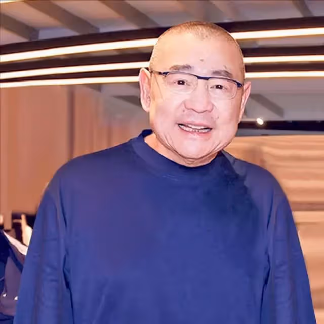 71歲富商劉鑾雄罕見露面!將妻子甘比攬在懷中,拍賣名酒「進賬大半億」:不愧是大收藏家