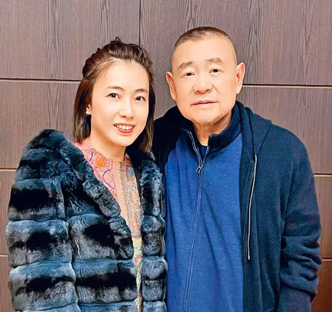 71歲富商劉鑾雄罕見露面!將妻子甘比攬在懷中,拍賣名酒「進賬大半億」:不愧是大收藏家