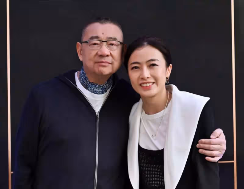 71歲富商劉鑾雄罕見露面!將妻子甘比攬在懷中,拍賣名酒「進賬大半億」:不愧是大收藏家