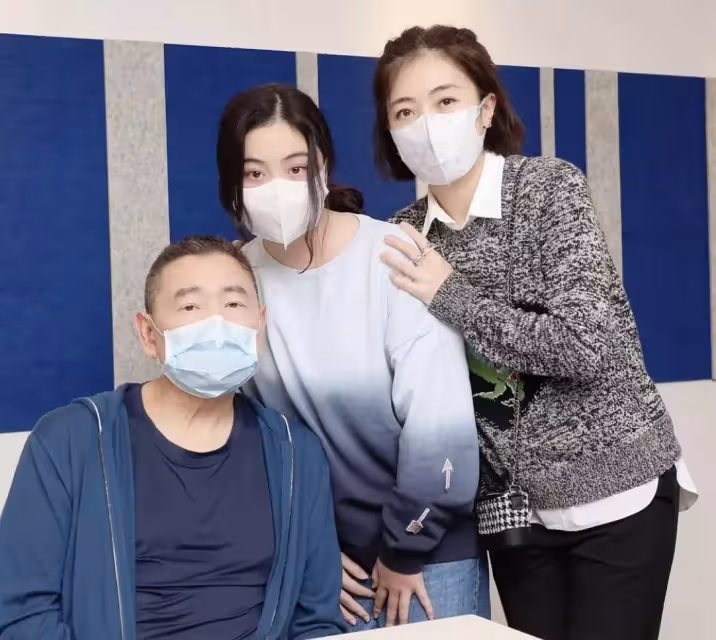 71歲富商劉鑾雄罕見露面!將妻子甘比攬在懷中,拍賣名酒「進賬大半億」:不愧是大收藏家