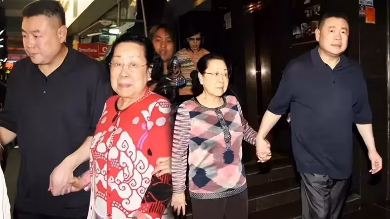 71歲富商劉鑾雄罕見露面!將妻子甘比攬在懷中,拍賣名酒「進賬大半億」:不愧是大收藏家